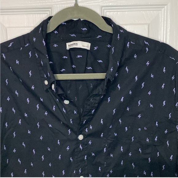 Bundle of 4 Button Down Shirts! (2 floral pattern, 1 with lightning ⚡️, 1 solid) - Picture 3 of 13